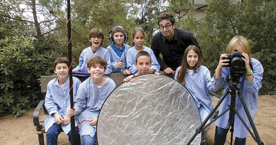 Una activitat creativa i divertida en la qual els alumnes aprenen el llenguatge audiovisual i les eines del cinema digital